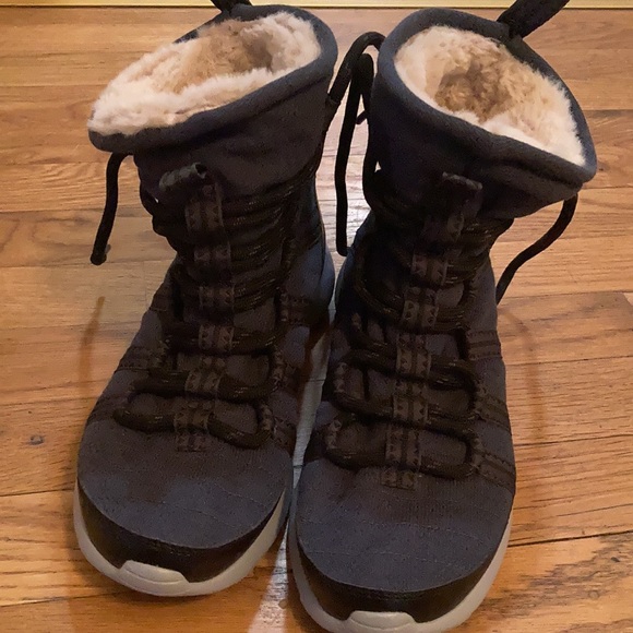 Nike Snow Boots size 7 Original Sample
